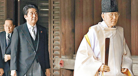 日本首相安倍晉三（左二）去年底曾參拜靖國神社。