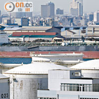 日本目前石油主要依賴進口，圖為川崎市一間煉油廠。（資料圖片）