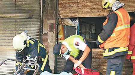 消防員在油漆行救出蔡姓東主，惜送院後證實死亡。（互聯網圖片）