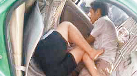 劉某在車上毆打妻子。（互聯網圖片）