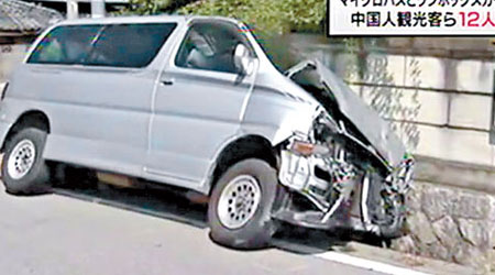 事發後私家車車頭嚴重損毀。（互聯網圖片）