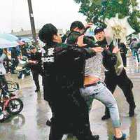 示威民眾與警方發生衝突。（互聯網圖片）