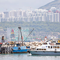 「啟豐二號」甫出海即遭攔截。（何穎賢攝）