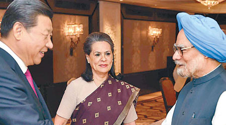 習近平（左）讚賞印度前總理辛格（右）和索尼婭‧甘地（中）是中國人民的老朋友。（法新社）