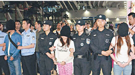 安徽非法吸金八億元的一家三口潛逃泰國後於八月被押回國。（互聯網圖片）