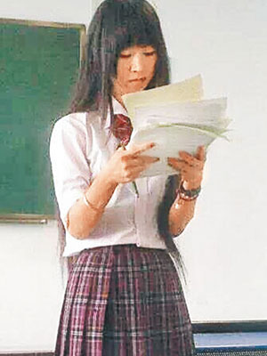 從照片中可見，穿上日本校服裙的女教師在課室中授課。（互聯網圖片）