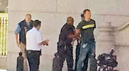 企圖擅闖白宮的卡爾（右一），被特勤局人員當場拘捕。（互聯網圖片）