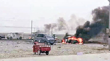 輪台縣發生恐襲後猶如戰場，車輛起火燃燒。（互聯網圖片）