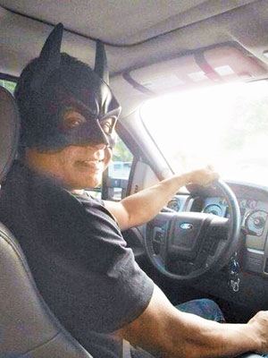 羅曼常作蝙蝠俠打扮（圖）。（互聯網圖片）