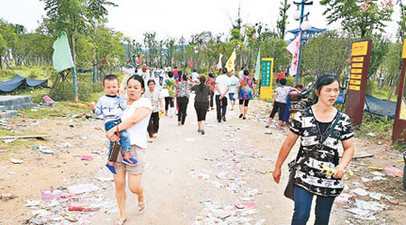 江西宜春禪博園內垃圾遍地。（互聯網圖片）