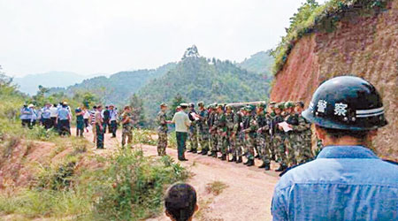 警方鎖定疑兇藏身的山林，組織圍捕行動。（互聯網圖片）