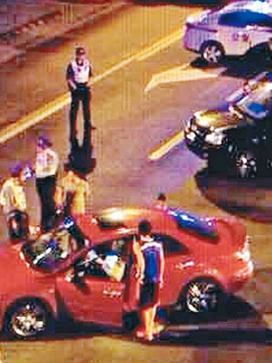 警方公布當晚盤查車輛的照片。王思聰在微博展示自己當晚所攜帶的箭具。（互聯網圖片）