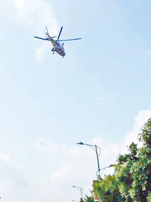 警方出動直升機在高空偵察。（互聯網圖片）