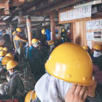 戴上防護裝備的登山者在小屋避難。（互聯網圖片）