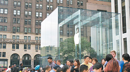 大批華客早前在紐約蘋果店外輪候購買iPhone 6。