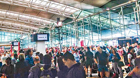 低頭族闖安檢，導致大批澳航乘客要重新接受檢查。（互聯網圖片）
