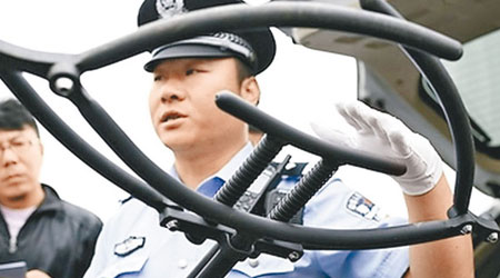 北京警方近日展示「處突叉」。（互聯網圖片）
