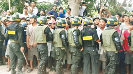 當局出動大批警員驅散打砸民眾。（互聯網圖片）