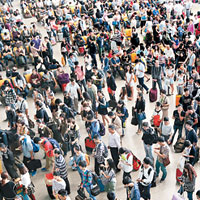 大批民眾在南京火車站候車大廳等候入閘。（中新社圖片）