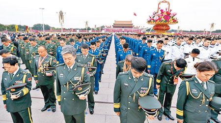 解放軍代表出席烈士紀念日儀式。（中新社圖片）