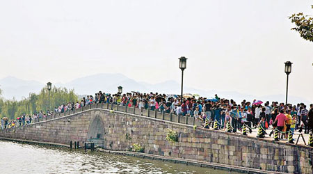浙江杭州的西湖斷橋上，遊人接踵摩肩。（互聯網圖片）