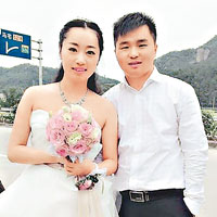 杭州一對新人因遇上大塞車，在公路辦婚禮。（互聯網圖片）