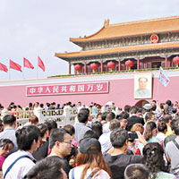 北京天安門城樓外昨擠滿遊客。（互聯網圖片）