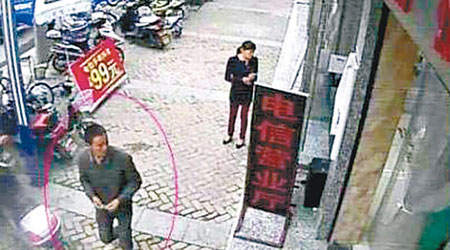 江望兵逃亡時在街上被監控拍攝到（紅圈示）。（互聯網圖片）