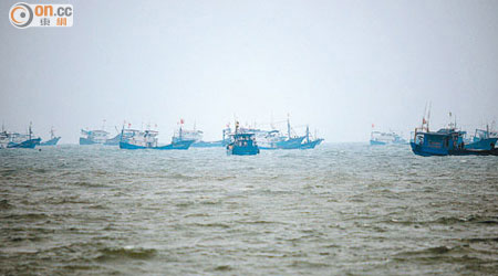 逾百艘大陸漁船到金門西南海面一帶非法捕魚。（本報金門傳真）
