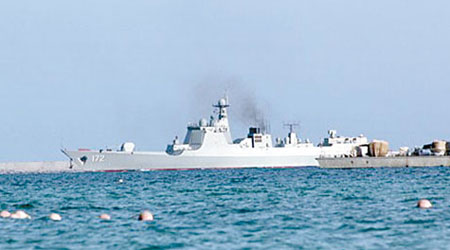 出現在南海艦隊某基地內的052D型驅逐艦。（互聯網圖片）