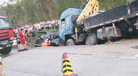 大批民眾在車禍現場圍觀。（互聯網圖片）