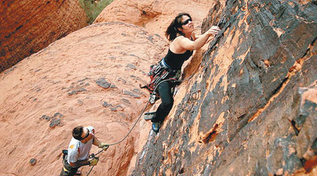 攀岩是大不莉士喜歡的活動之一。（互聯網圖片）