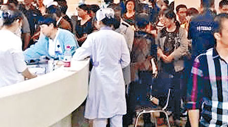 浙江大學附屬第一醫院十‧一長假最後一日急症室人滿為患。（互聯網圖片）