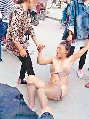 赤裸的女事主跌坐地上，被人扯頭髮拖行。（互聯網圖片）