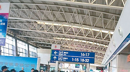 乘客在西安咸陽機場聚集，要求航空公司作交代。（互聯網圖片）