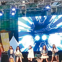 4Minute在演唱會上載歌載舞。（互聯網圖片）
