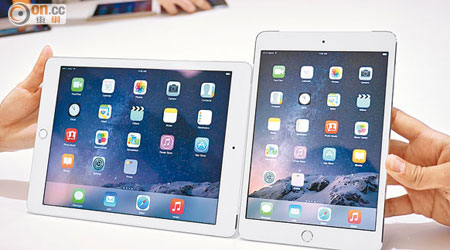 新iPad分為9.7吋屏幕iPad Air 2（左）及7.9吋屏幕iPad mini 3（右）兩款。（布偉倫攝）