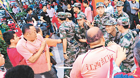 江西球迷與球場安保人員發生爭執。（互聯網圖片）