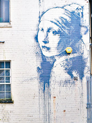 Banksy以警鐘代替耳環，製成新作《穿耳膜的少女》。（互聯網圖片）