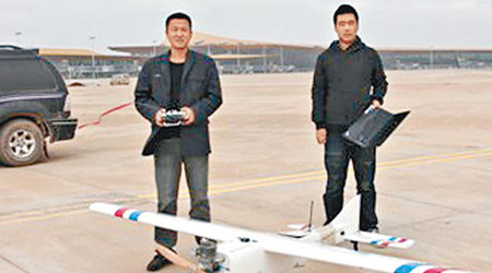 北京國遙星圖航空科技有限公司工作人員正進行無人機飛行測試。（互聯網圖片）