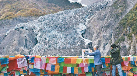 一名遊客向冰川獻上「哈達」。（互聯網圖片）
