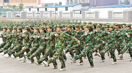 內地大學每年都要求新生接受軍訓，大量軍訓服用完即棄。（互聯網圖片）