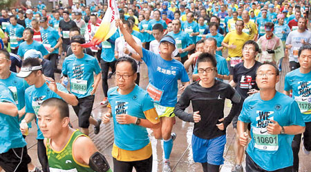 上海國際馬拉松選手冒雨開跑。（互聯網圖片）