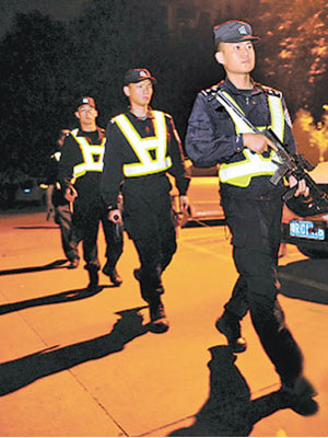 廣州警方前日深夜突擊檢查網吧。（互聯網圖片）
