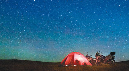 格里明尼東及布蘭德在蒙古草原的星幕下露宿。（互聯網圖片）