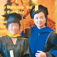 自封校長的蘇小萍（右），偽造文件申請學生簽證。（互聯網圖片）