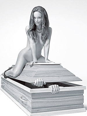 全裸上陣的女模特兒，借棺材店的棺材擺甫士。（互聯網圖片）