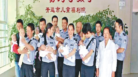 警方將獲救嬰兒送到兒童福利院暫住。（互聯網圖片）