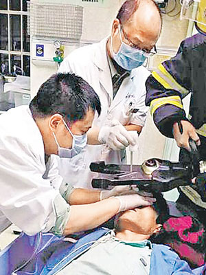醫護人員將插入陳先生右眼的鋼筋剪斷取出。（互聯網圖片）