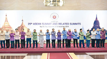 出席東亞峰會的各國領導人穿上緬甸特色服裝，出席歡迎宴會。（中新社圖片）